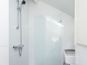 House | Bathroom | Towels - Holiday Home in Ravenstein With Garden (Overlangel)