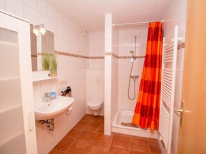 Apartment | Badezimmer | Dusche, Haartrockner