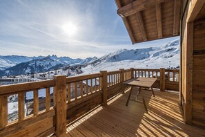 Outdoor dining - High-end apartment on the slopes, panoramic view- up to 10guests (LA TOUSSUIRE)