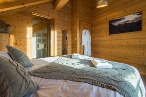 5 bedrooms, free WiFi - Chalet near piste with jacuzzi and home cinema - up to 14 guests (LA TOUSSUIRE)