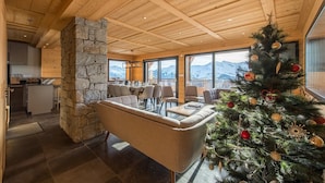 Ein gemütliches Interieur mit Kamin, Essbereich und Weihnachtsbaum.