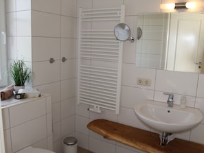 Apartment | Badezimmer | Dusche, Haartrockner