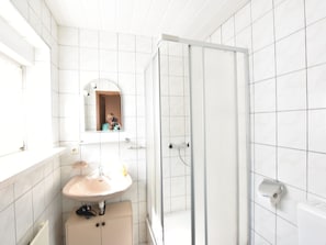 Apartment | Badezimmer | Dusche, Haartrockner, Handtücher
