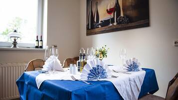 Sarapan penuh setiap hari (EUR 7 seorang)