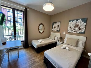 Habitación doble estándar, 2 camas individuales, baño en la habitación | Decoración personalizada, escritorio y espacio para trabajar con laptop 