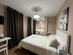 Habitación cuádruple familiar | Decoración personalizada, escritorio y espacio para trabajar con laptop 