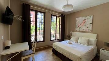 1 bedroom, individually decorated, desk, laptop workspace