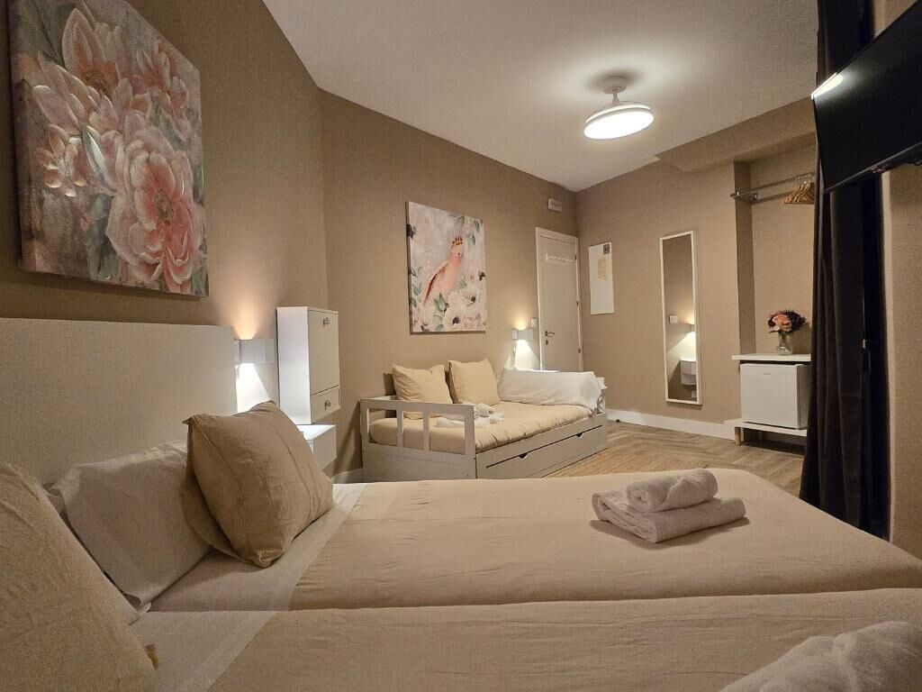 Habitación triple familiar | Decoración individual, escritorio, espacio para trabajar con un portátil