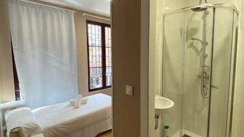 Quarto solteiro standard, suíte | Banheiro | Chuveiro, produtos de toalete grátis