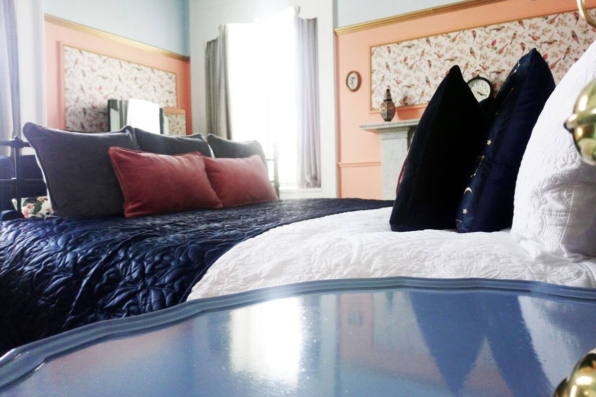 Luxe tweepersoonskamer, 1 kingsize bed | 1 slaapkamer, luxe beddengoed, individueel gedecoreerd