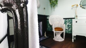 Chambre Double Luxe | Salle de bain | Baignoire et douche séparées, articles de toilette gratuits