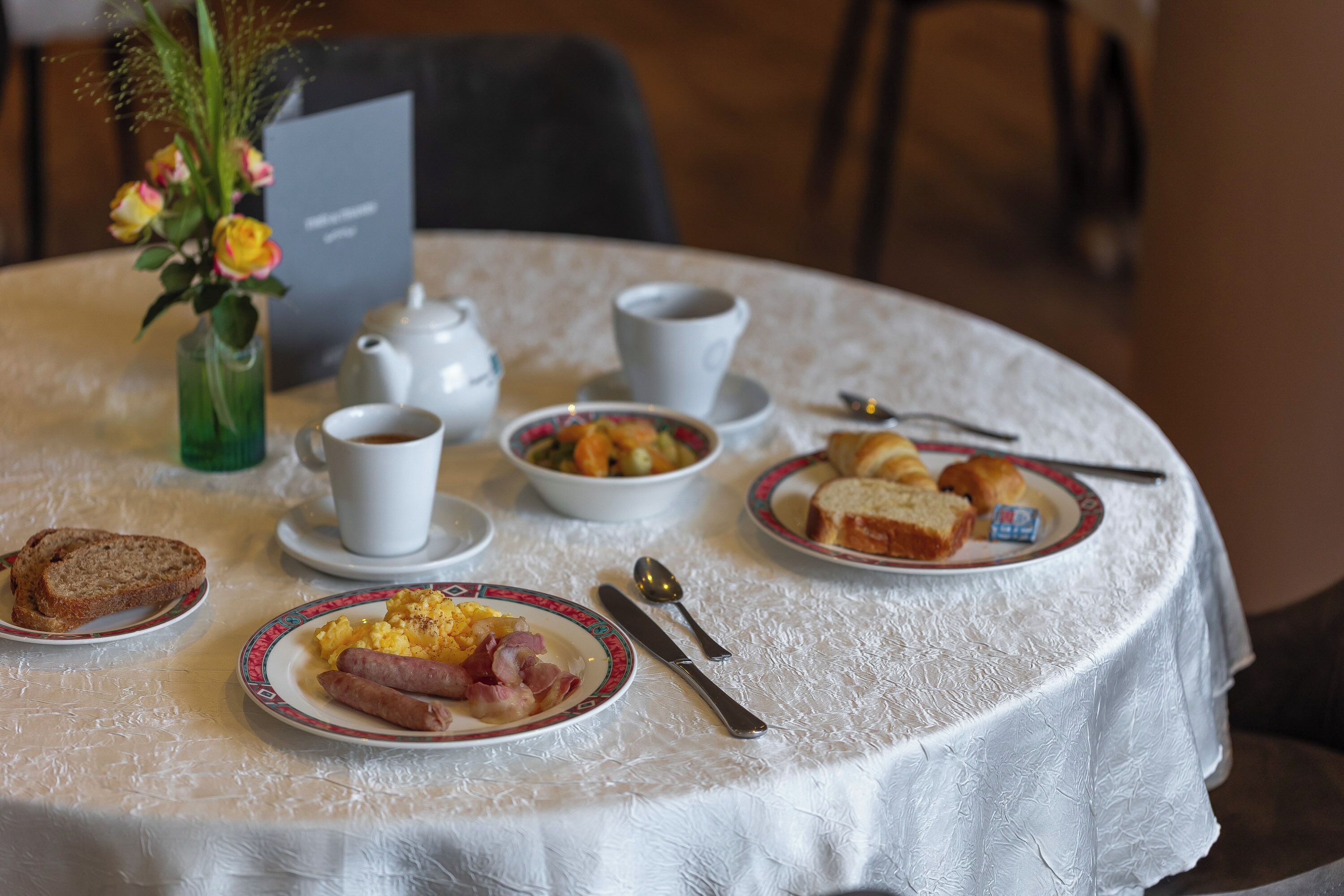 lunch and dinner served