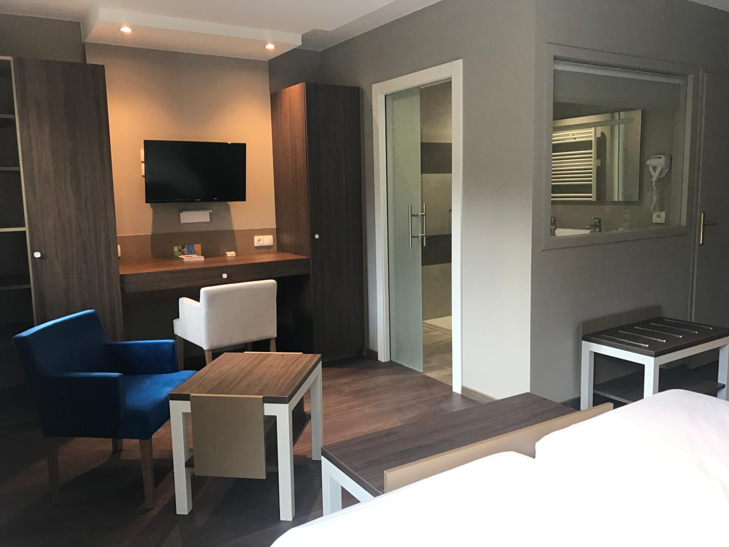 desk, laptop workspace, soundproofing, free cots/infant beds