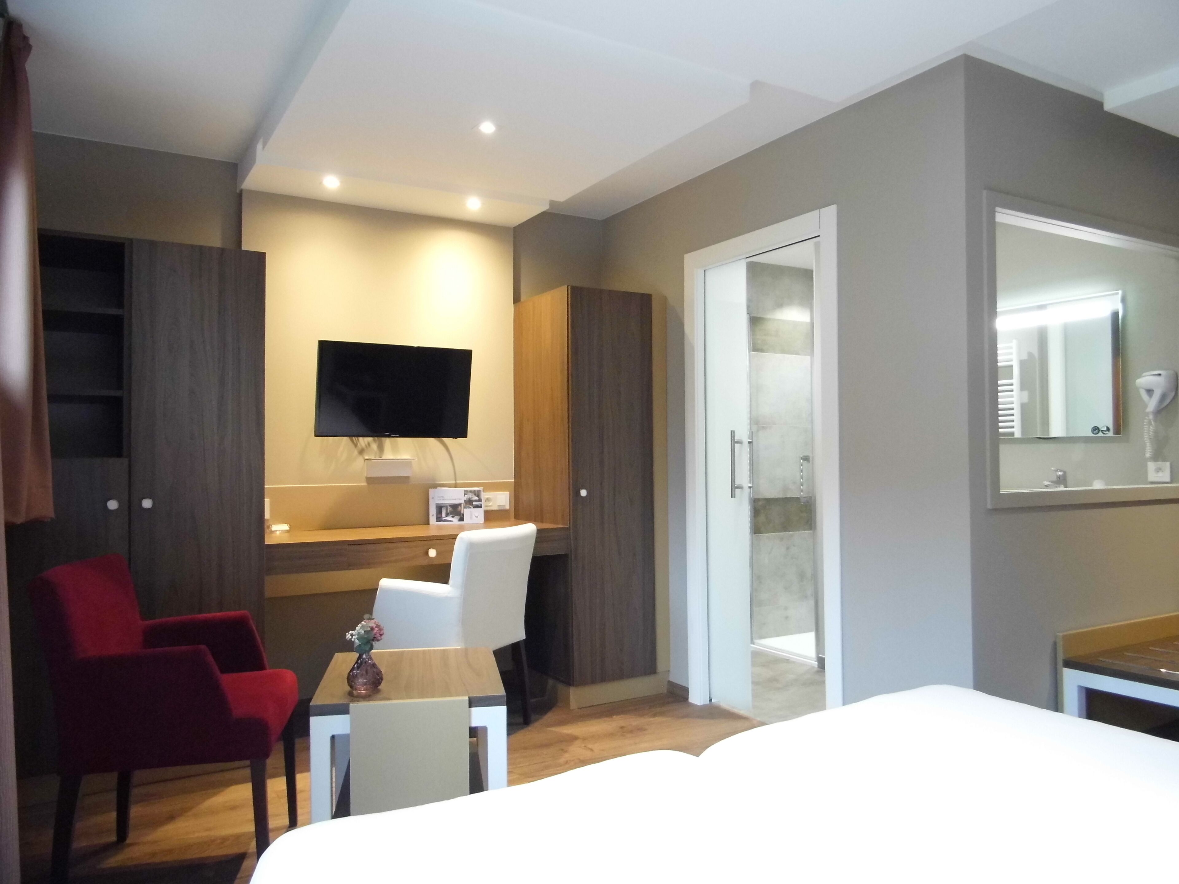 Quarto casal ou duplo superior | Área de estar | TV de tela plana 80 cm com canais via satélite, TV