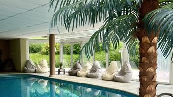 Een binnenzwembad, open van 08.30 uur tot 22.00 uur, en ligstoelen