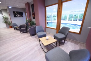 Lobby sitting area - Hotel Restaurant Les Bergeronnettes (Champagneux)