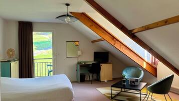 Familie vierpersoonskamer | Een bureau, een laptopwerkplek, geluiddichte muren, gratis babybedden