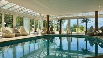 Innenpool, geöffnet von 08:30 Uhr bis 22:00 Uhr, Liegestühle