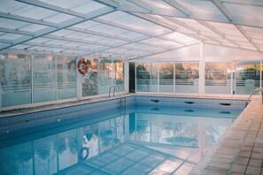 Hồ bơi trong nhà, hồ bơi ngoài trời phục vụ theo mùa