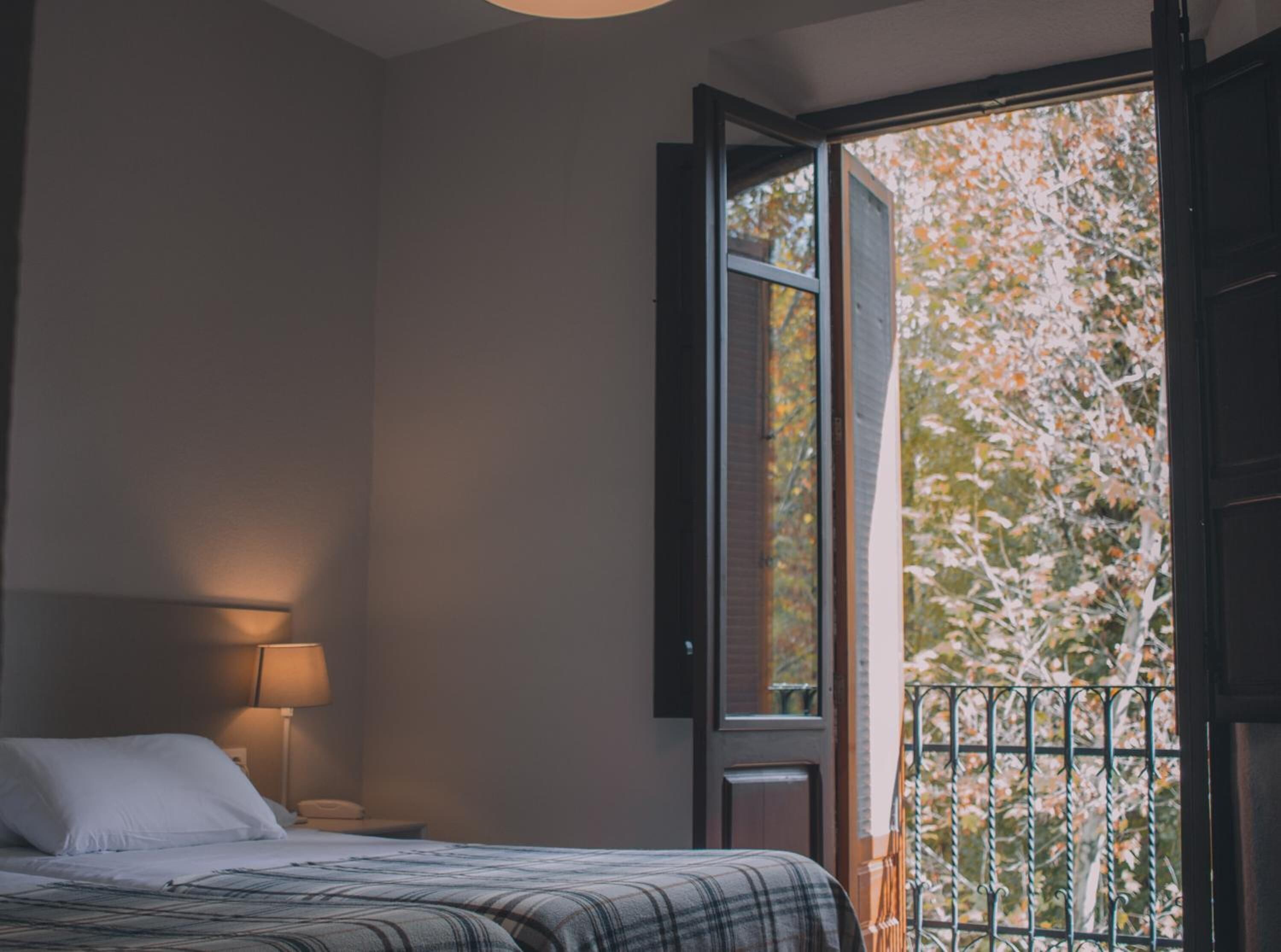 Caja fuerte, escritorio, wifi gratis y ropa de cama