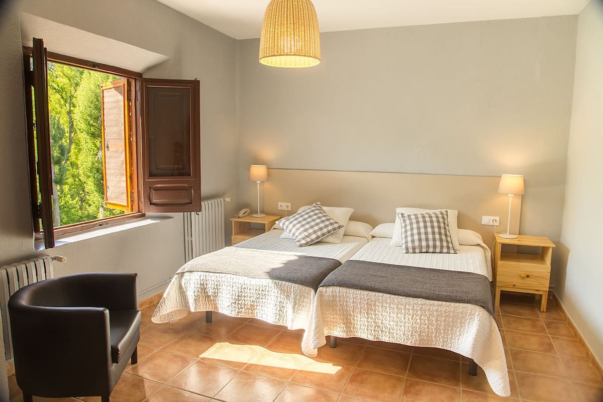 Camera con letto matrimoniale o 2 letti singoli | Una cassaforte in camera, una scrivania, Wi-Fi gratuito, lenzuola
