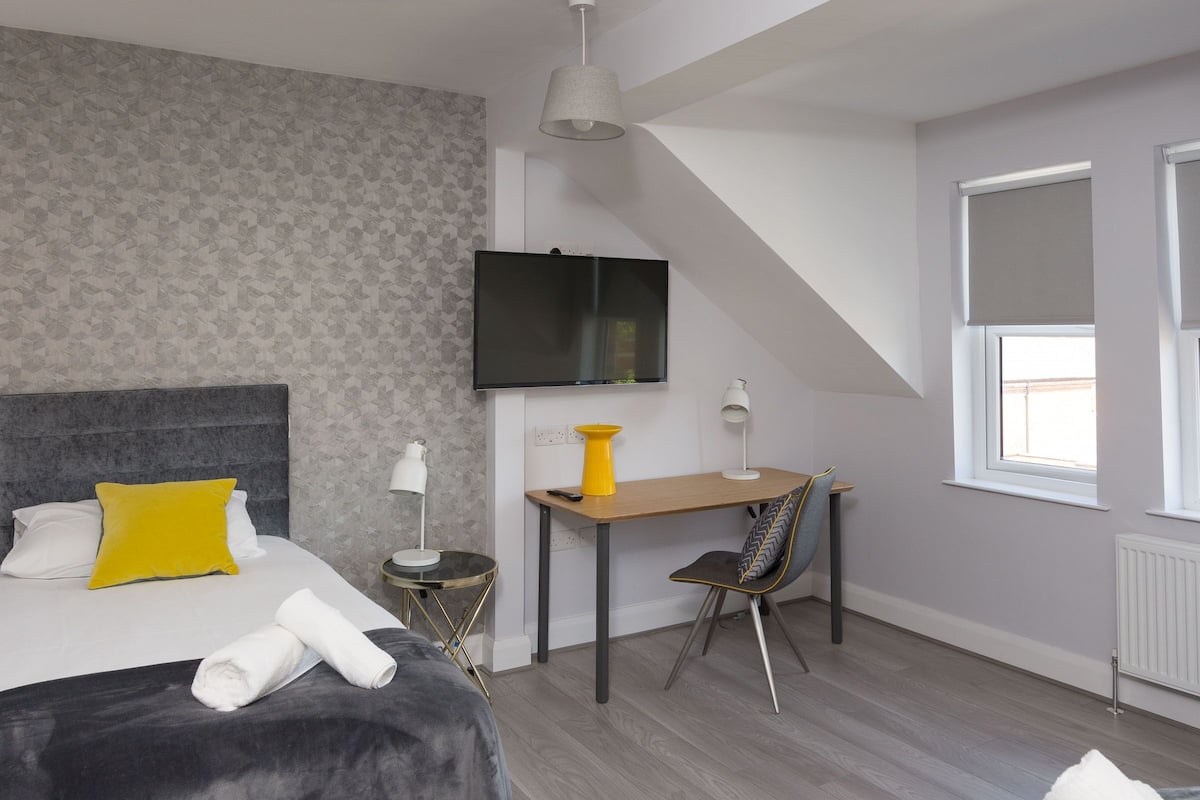 Suite familiare, bagno privato (Entire top floor) | Con stile personalizzato, postazione laptop, insonorizzazione