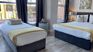 Habitación triple, baño privado (Double & Single) | Decoración individual y espacio para trabajar con un portátil