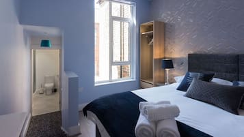 Kahden hengen deluxe-huone, kylpyhuone makuuhuoneen yhteydessä | Yksilöllisesti sisustettu, kannettavalle tietokoneelle sopiva työtila