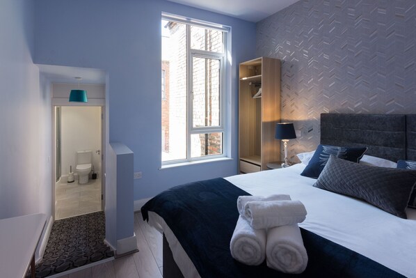 Deluxe Double Room, Ensuite | Individually decorated, laptop workspace, soundproofing - Titanic Guest Boutique Accommodation (Belfast)