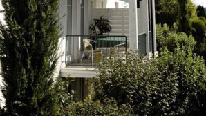 A two-story building with a balcony on the upper floor. - Guesthouse wine paradise (Hochstadt (Pfalz))