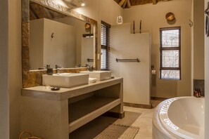 Luxury Chalet | Bathroom | Separate tub and shower, deep soaking tub, rainfall showerhead - Ukuthula Bush Lodge (Hoedspruit)