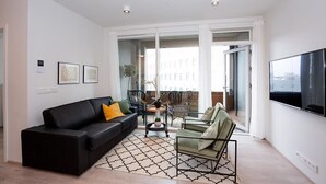 Deluxe Apartment, 2 Bedrooms | Ruang tamu | TV Pintar 