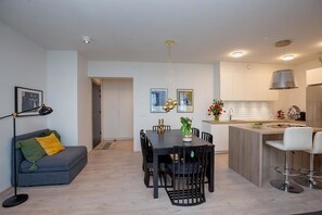 Departamento Deluxe, 2 habitaciones | Área de sala de estar | Smart TV