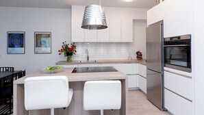 Deluxe Apartment, 2 Bedrooms | Makan dalam bilik