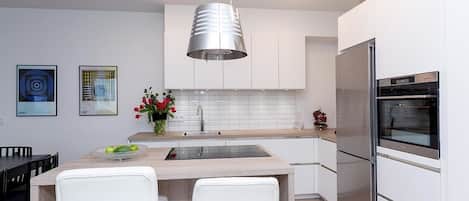 Deluxe Apartment, 2 Bedrooms | In-room dining