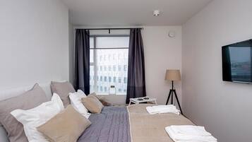 Deluxe Apartment, 2 Bedrooms | 2 bedrooms, in-room safe, blackout curtains, soundproofing