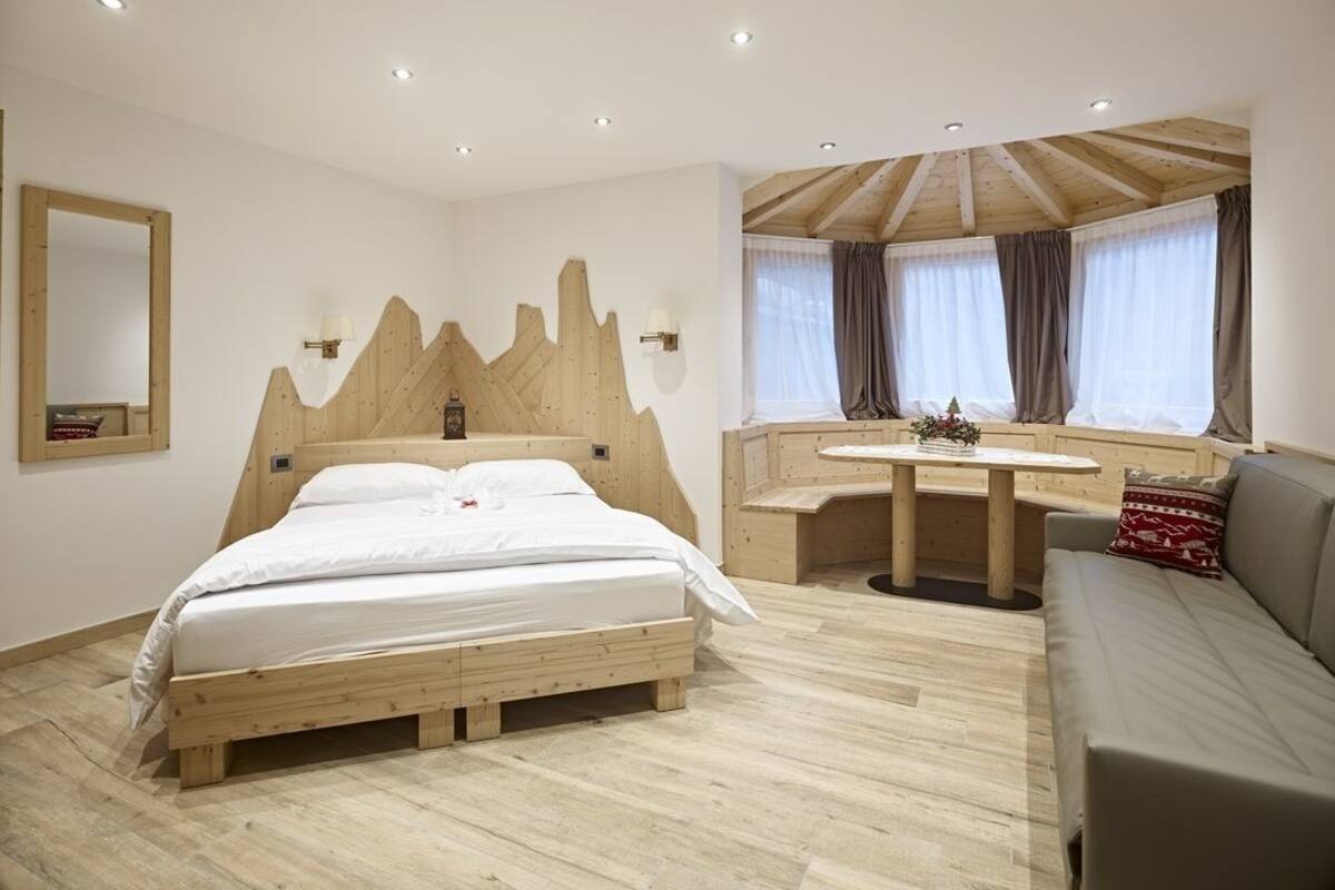 Chambre quadruple Confort (Dolomia) | Espace de travail pour ordinateurs portables, accès au Wi-Fi (inclus)