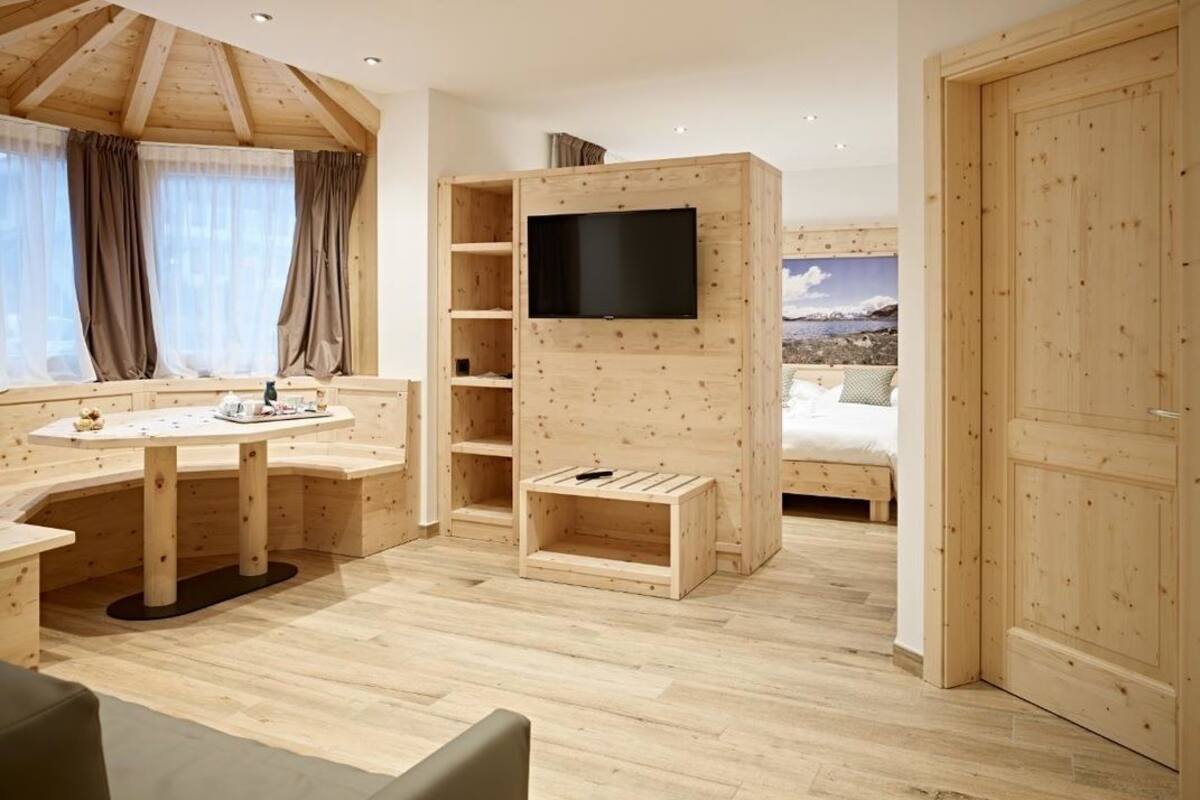Chambre quadruple Confort (Quarzo) | Salle de séjour | Téléviseur à écran plat