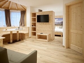 Comfort Quadruple Room (Quarzo) | Living room | Flat-screen TV - Bed and Breakfast Augusto (Pinzolo)