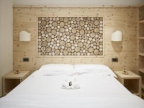 Comfort-Dreibettzimmer (Tonalite) | Laptopgeeigneter Arbeitsplatz, kostenloses WLAN, Bettwäsche