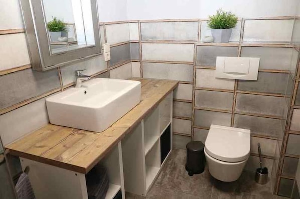 Apartment | Bathroom | Shower, hair dryer, towels
