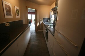 Appartement | Cuisine privée | Réfrigérateur grande capacité avec congélateur, un four