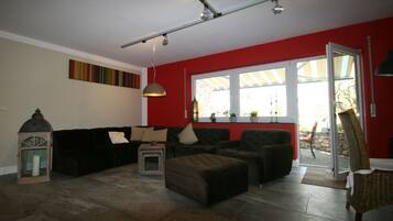 Apartment | Ruang tamu | TV