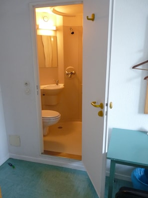 Chambre économique (5 Pers) | Salle de bain | Douche, pantoufles