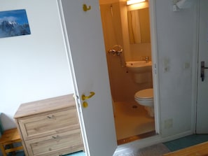 Economy Double Room | Bathroom | Shower, slippers - Gîte Aiguillette Du Lauzet (Monetier-les-Bains)
