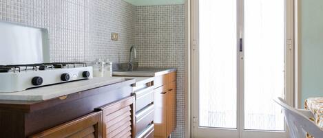 Kühlschrank, Ofen, Wasserkocher mit Kaffee-/Teezubehör