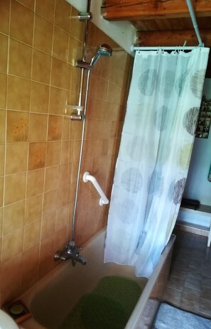 Duschwanne, Bidet, Handtücher, Seife
