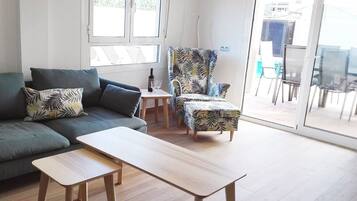 Een televisie, tafelvoetbal, een tafeltennistafel en boeken