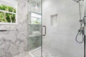 Dusche, Haartrockner, Handtücher, Seife
