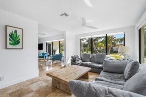 Smart TV, tavolo da ping pong, biblioteca musicale, monitor per computer